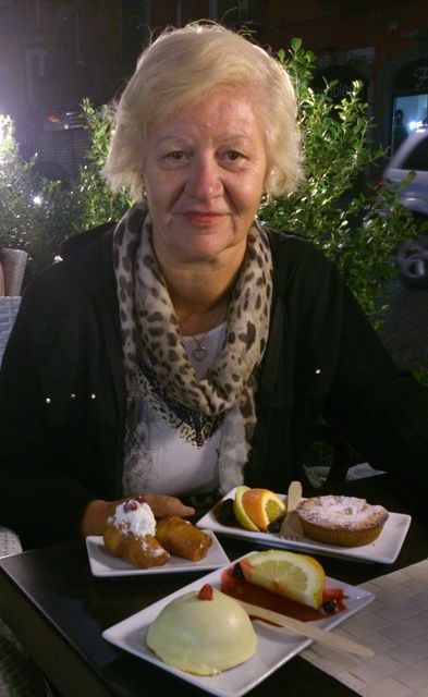 Napoli, pasticceria in via Toledo
